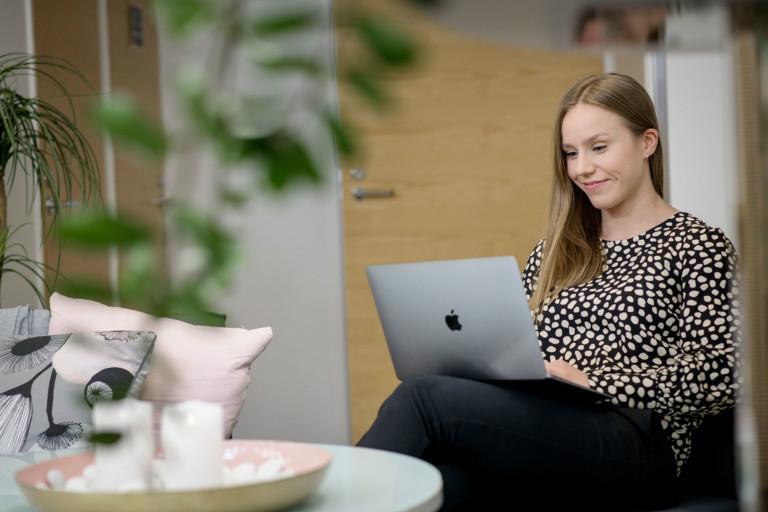 Kauppakamarin jäsentapahtumat. Nainen tutkiii netistä, mitä jäsentapahtumia kauppakamarilla on.