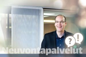 Jukka Säikkälä on ulkomaankaupan määräysten asiantuntija Helsingin seudun kauppakamarissa. Jukka hymyilee.