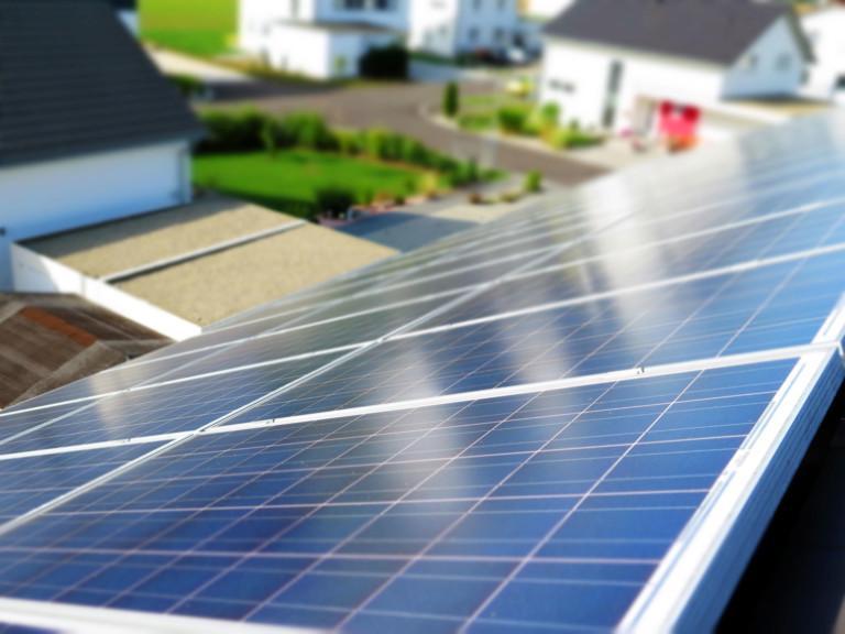 Aurinkopaneelit talon katolla, vastuullisuus ja hiilineutralisuus etenee.