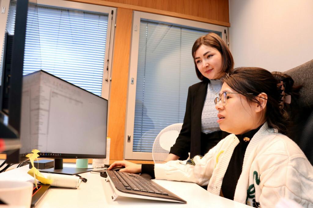 According to Zahra Alijani and Yen Tran, the best way to learn Finnish is to speak it with other employees while working.