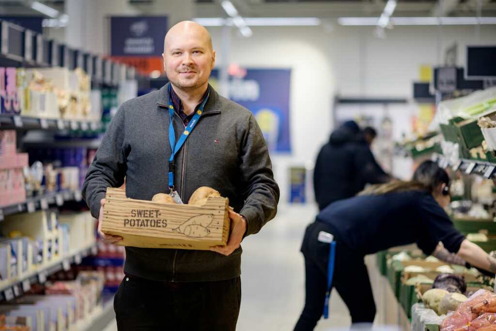 Language issues have also been closely considered at Lidl, which, like other retailers, has a large number of employees with an immigrant background, especially for carrying out in-store and logistics tasks. “In Finland, Lidl’s official working language is Finnish, but employees can also get a good start with English,” says Lidl’s District Manager Henrikki Harjula. Foto: Meeri Utti