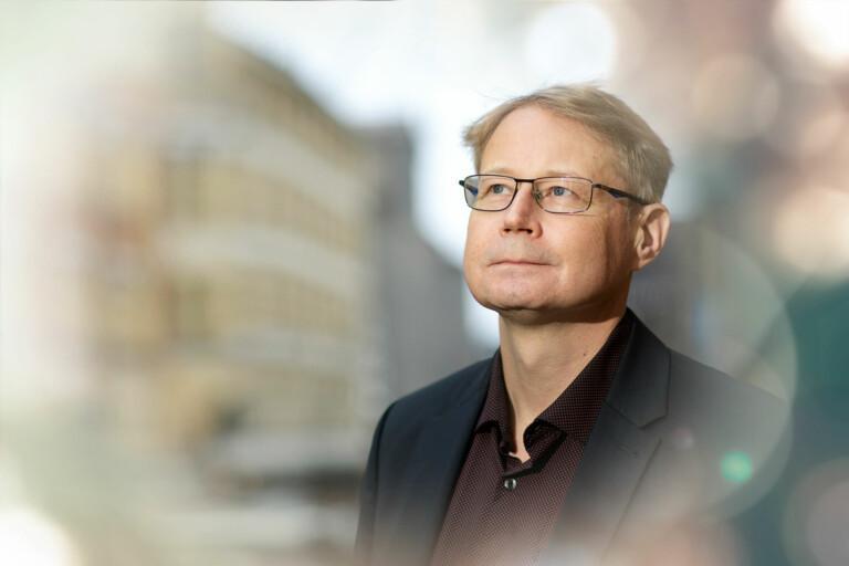 Helsingin seudun kauppakamarin vaikuttamistyön johtaja Markku Lahtinen katsoo ylös vasemmalle.